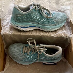 Mizuno Women's Wave Inspire XX (20) Athletic Shoes - cerulean/white